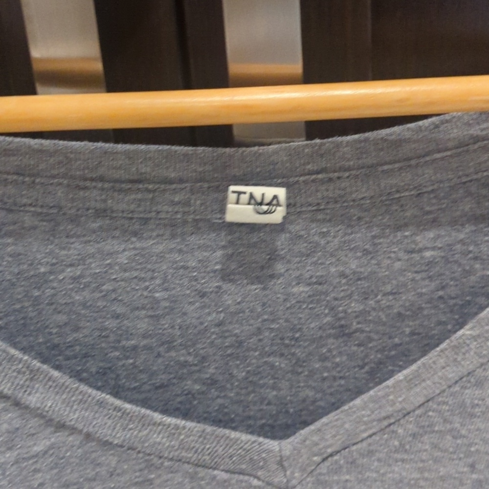 TNA Heather Gray Long Sleeve V-Neck Top - Size M Great Condition - Picture 3 of 4